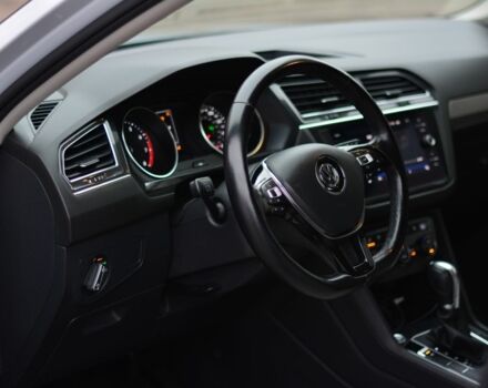 Білий Фольксваген Тігуан, об'ємом двигуна 2 л та пробігом 60 тис. км за 19900 $, фото 6 на Automoto.ua