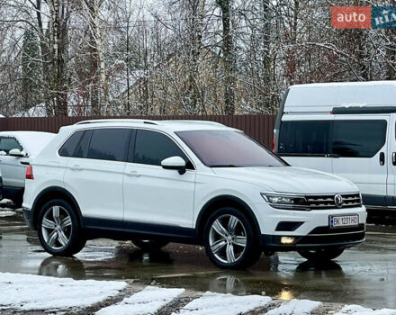 Белый Фольксваген Тигуан, объемом двигателя 2 л и пробегом 210 тыс. км за 23999 $, фото 2 на Automoto.ua