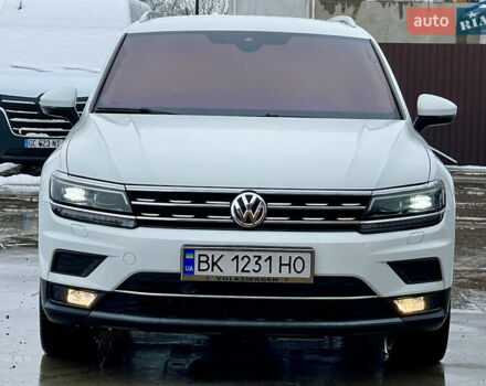 Белый Фольксваген Тигуан, объемом двигателя 2 л и пробегом 210 тыс. км за 23999 $, фото 4 на Automoto.ua