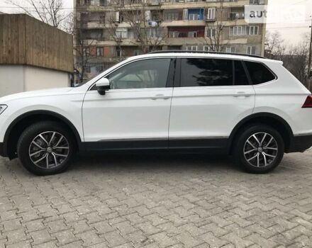 Белый Фольксваген Тигуан, объемом двигателя 2 л и пробегом 70 тыс. км за 18900 $, фото 2 на Automoto.ua