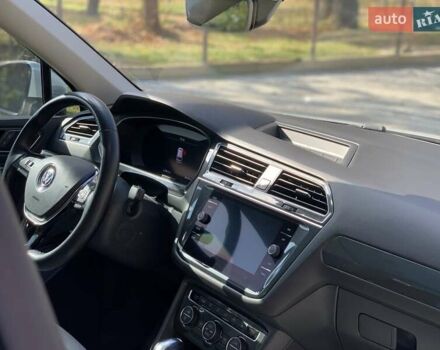 Белый Фольксваген Тигуан, объемом двигателя 2 л и пробегом 111 тыс. км за 28000 $, фото 5 на Automoto.ua