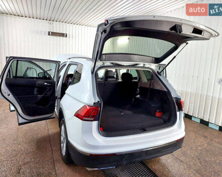 Білий Фольксваген Тігуан, об'ємом двигуна 2 л та пробігом 145 тис. км за 23600 $, фото 78 на Automoto.ua