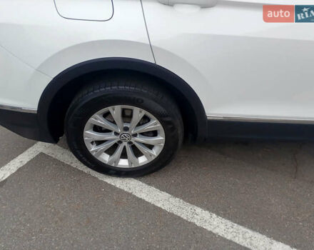 Білий Фольксваген Тігуан, об'ємом двигуна 2 л та пробігом 145 тис. км за 23600 $, фото 24 на Automoto.ua