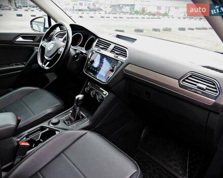 Білий Фольксваген Тігуан, об'ємом двигуна 2 л та пробігом 110 тис. км за 17800 $, фото 21 на Automoto.ua