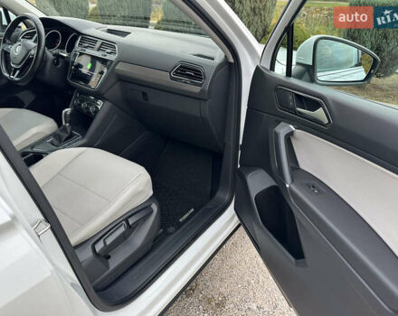 Білий Фольксваген Тігуан, об'ємом двигуна 2 л та пробігом 134 тис. км за 18500 $, фото 26 на Automoto.ua