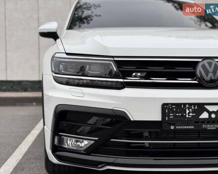 Белый Фольксваген Тигуан, объемом двигателя 2 л и пробегом 135 тыс. км за 21500 $, фото 4 на Automoto.ua