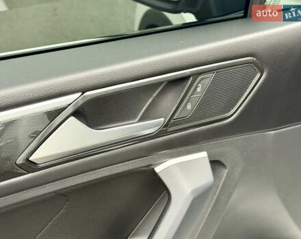 Білий Фольксваген Тігуан, об'ємом двигуна 2 л та пробігом 66 тис. км за 30999 $, фото 44 на Automoto.ua