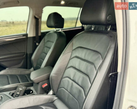 Білий Фольксваген Тігуан, об'ємом двигуна 2 л та пробігом 66 тис. км за 30999 $, фото 50 на Automoto.ua