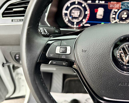 Білий Фольксваген Тігуан, об'ємом двигуна 2 л та пробігом 66 тис. км за 30999 $, фото 56 на Automoto.ua