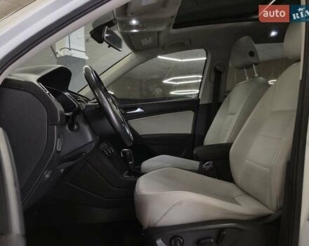 Белый Фольксваген Тигуан, объемом двигателя 2 л и пробегом 142 тыс. км за 21699 $, фото 6 на Automoto.ua