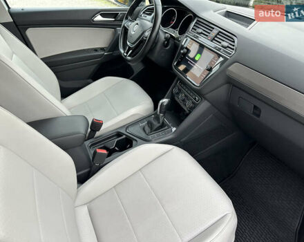 Білий Фольксваген Тігуан, об'ємом двигуна 2 л та пробігом 134 тис. км за 18500 $, фото 27 на Automoto.ua