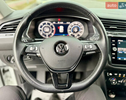 Білий Фольксваген Тігуан, об'ємом двигуна 2 л та пробігом 66 тис. км за 30999 $, фото 58 на Automoto.ua