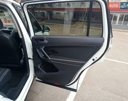 Білий Фольксваген Тігуан, об'ємом двигуна 2 л та пробігом 145 тис. км за 23600 $, фото 19 на Automoto.ua