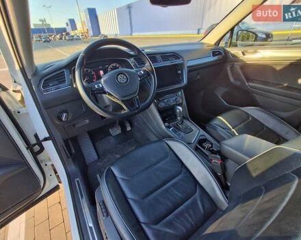 Білий Фольксваген Тігуан, об'ємом двигуна 2 л та пробігом 120 тис. км за 23400 $, фото 26 на Automoto.ua