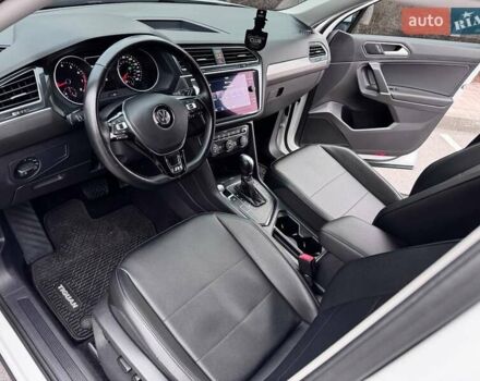 Белый Фольксваген Тигуан, объемом двигателя 2 л и пробегом 135 тыс. км за 21500 $, фото 17 на Automoto.ua