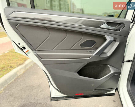 Білий Фольксваген Тігуан, об'ємом двигуна 2 л та пробігом 66 тис. км за 30999 $, фото 69 на Automoto.ua