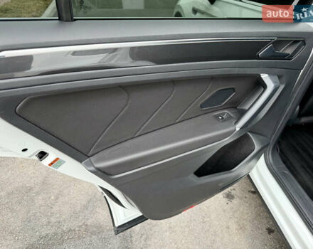 Білий Фольксваген Тігуан, об'ємом двигуна 2 л та пробігом 66 тис. км за 30999 $, фото 73 на Automoto.ua