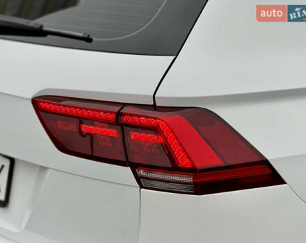 Білий Фольксваген Тігуан, об'ємом двигуна 2 л та пробігом 66 тис. км за 30999 $, фото 32 на Automoto.ua