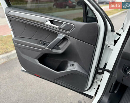 Білий Фольксваген Тігуан, об'ємом двигуна 2 л та пробігом 66 тис. км за 30999 $, фото 61 на Automoto.ua