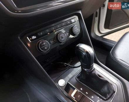 Білий Фольксваген Тігуан, об'ємом двигуна 2 л та пробігом 145 тис. км за 23600 $, фото 76 на Automoto.ua