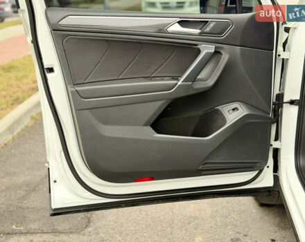 Білий Фольксваген Тігуан, об'ємом двигуна 2 л та пробігом 66 тис. км за 30999 $, фото 41 на Automoto.ua