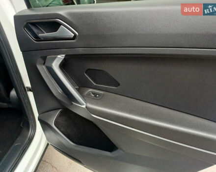 Білий Фольксваген Тігуан, об'ємом двигуна 2 л та пробігом 145 тис. км за 23600 $, фото 23 на Automoto.ua