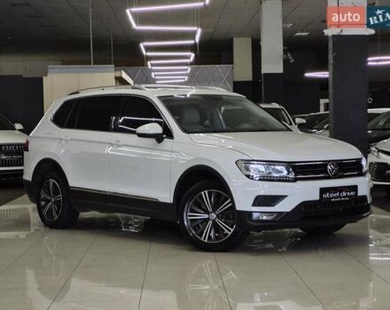Белый Фольксваген Тигуан, объемом двигателя 2 л и пробегом 142 тыс. км за 21699 $, фото 2 на Automoto.ua