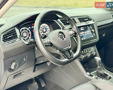 Білий Фольксваген Тігуан, об'ємом двигуна 2 л та пробігом 66 тис. км за 30999 $, фото 51 на Automoto.ua