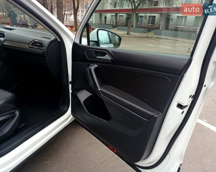 Білий Фольксваген Тігуан, об'ємом двигуна 2 л та пробігом 145 тис. км за 23600 $, фото 29 на Automoto.ua