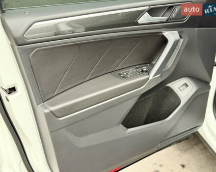 Білий Фольксваген Тігуан, об'ємом двигуна 2 л та пробігом 66 тис. км за 30999 $, фото 42 на Automoto.ua