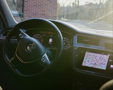 Белый Фольксваген Тигуан, объемом двигателя 2 л и пробегом 243 тыс. км за 24000 $, фото 2 на Automoto.ua