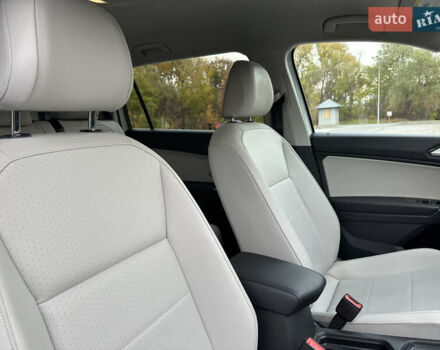 Білий Фольксваген Тігуан, об'ємом двигуна 2 л та пробігом 134 тис. км за 18500 $, фото 28 на Automoto.ua