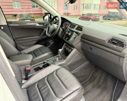 Білий Фольксваген Тігуан, об'ємом двигуна 2 л та пробігом 66 тис. км за 30999 $, фото 91 на Automoto.ua