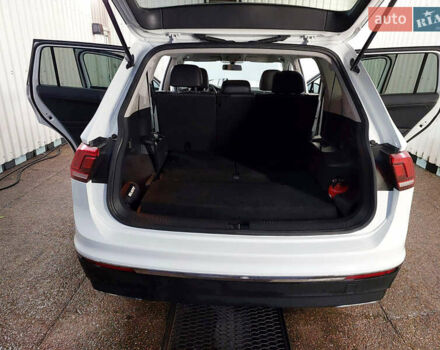 Білий Фольксваген Тігуан, об'ємом двигуна 2 л та пробігом 145 тис. км за 23600 $, фото 77 на Automoto.ua