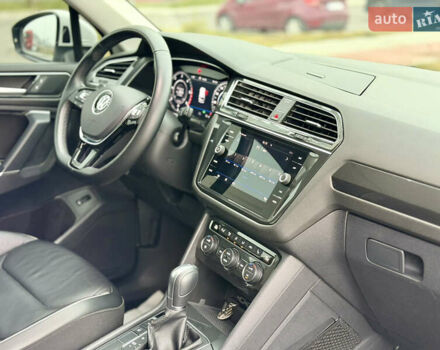 Білий Фольксваген Тігуан, об'ємом двигуна 2 л та пробігом 66 тис. км за 30999 $, фото 92 на Automoto.ua