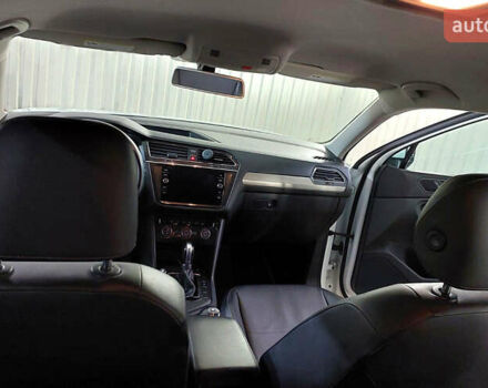 Білий Фольксваген Тігуан, об'ємом двигуна 2 л та пробігом 145 тис. км за 23600 $, фото 70 на Automoto.ua