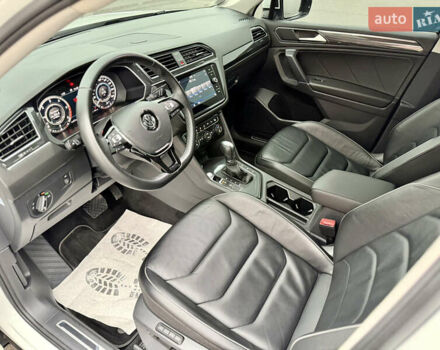 Білий Фольксваген Тігуан, об'ємом двигуна 2 л та пробігом 66 тис. км за 30999 $, фото 66 на Automoto.ua