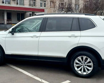 Білий Фольксваген Тігуан, об'ємом двигуна 2 л та пробігом 145 тис. км за 23600 $, фото 3 на Automoto.ua