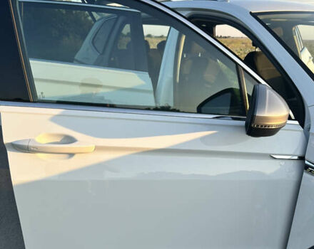 Белый Фольксваген Тигуан, объемом двигателя 2 л и пробегом 198 тыс. км за 41500 $, фото 3 на Automoto.ua