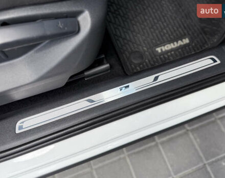 Білий Фольксваген Тігуан, об'ємом двигуна 2 л та пробігом 110 тис. км за 25999 $, фото 55 на Automoto.ua