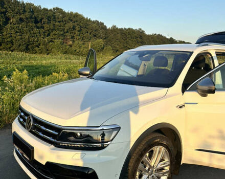 Белый Фольксваген Тигуан, объемом двигателя 2 л и пробегом 198 тыс. км за 41500 $, фото 2 на Automoto.ua