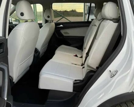 Білий Фольксваген Тігуан, об'ємом двигуна 2 л та пробігом 70 тис. км за 14000 $, фото 13 на Automoto.ua