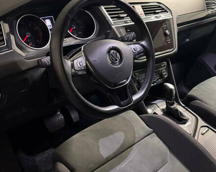 Белый Фольксваген Тигуан, объемом двигателя 2 л и пробегом 70 тыс. км за 31902 $, фото 3 на Automoto.ua