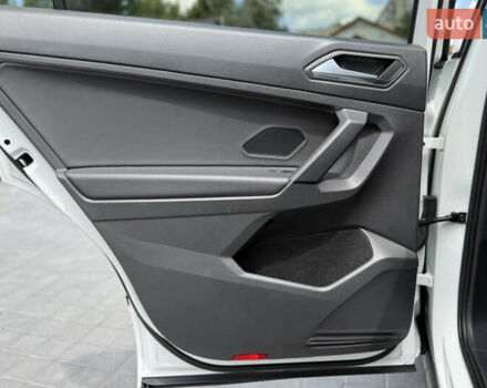 Білий Фольксваген Тігуан, об'ємом двигуна 2 л та пробігом 110 тис. км за 25999 $, фото 45 на Automoto.ua