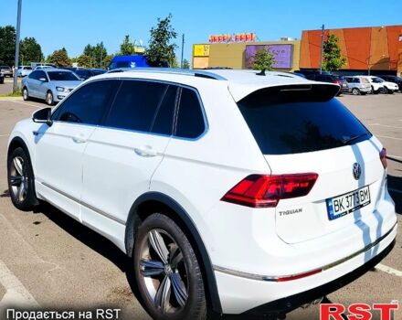 Белый Фольксваген Тигуан, объемом двигателя 2 л и пробегом 204 тыс. км за 27999 $, фото 3 на Automoto.ua