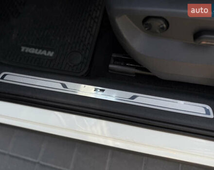 Білий Фольксваген Тігуан, об'ємом двигуна 2 л та пробігом 110 тис. км за 25999 $, фото 25 на Automoto.ua