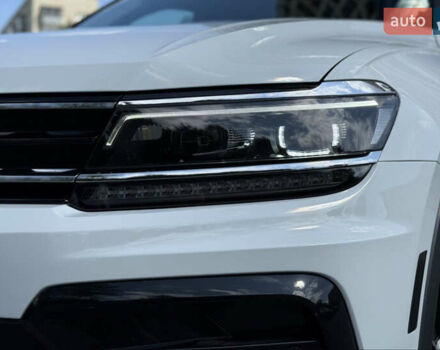 Білий Фольксваген Тігуан, об'ємом двигуна 2 л та пробігом 110 тис. км за 25999 $, фото 3 на Automoto.ua