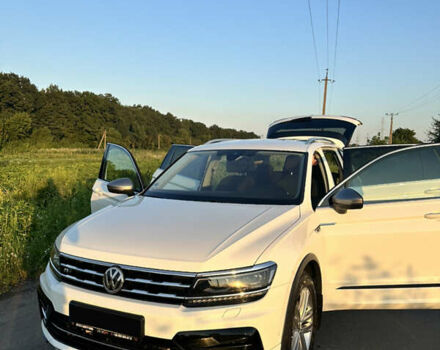 Белый Фольксваген Тигуан, объемом двигателя 2 л и пробегом 198 тыс. км за 41500 $, фото 1 на Automoto.ua