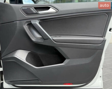 Білий Фольксваген Тігуан, об'ємом двигуна 2 л та пробігом 110 тис. км за 25999 $, фото 54 на Automoto.ua