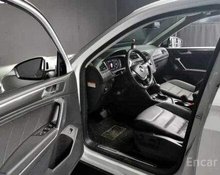 Білий Фольксваген Тігуан, об'ємом двигуна 2 л та пробігом 41 тис. км за 18000 $, фото 6 на Automoto.ua